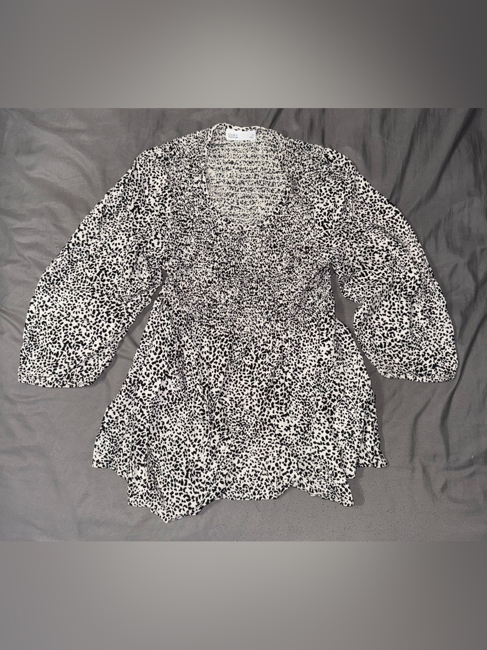 Croft & Barrow Womens Blouse; Black/White Animal Print; V-Neck; Smocked; S